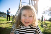 Retrato de linda chica en camiseta a rayas en el parque - foto de stock