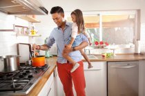 Vater und Tochter kochen in Küche — Stockfoto