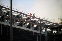 Constructores en una obra de construcción - foto de stock