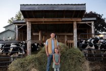 Retrato de pai e filha ao lado de galpão de vaca — Fotografia de Stock