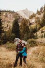 Retrato de parejas jóvenes en entornos rurales, Rey Mineral, Parque Nacional Sequoia, California, Estados Unidos. - foto de stock
