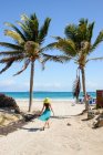 Donna che cammina sulla spiaggia tropicale — Foto stock