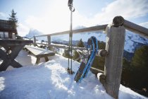 Горнолыжный спорт рядом с деревянным забором, Schneeschuh, Winter Wandern, Rodeln - Eisacktal / Sdtirol — стоковое фото