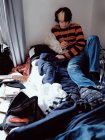 Мальчик-подросток отдыхает на кровати — стоковое фото