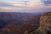 Vista panoramica del grande canyon sotto il cielo del tramonto — Foto stock