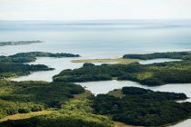 Вид с воздуха на остров — стоковое фото