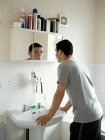 Teenager steht im Badezimmer — Stockfoto