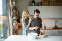 Couple mélange saladier dans la cuisine — Photo de stock
