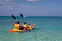 Dos personas haciendo kayak en el mar Caribe, Gran Caimán, Islas Caimán - foto de stock