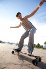 Молодий чоловік катається на скейтборді на відкритому повітрі — стокове фото