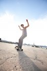 Молодий чоловік катається на скейтборді на відкритому повітрі — стокове фото