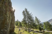 Jovem casal escalada escalada formação rochosa, Val Senales, Tirol do Sul, Itália — Fotografia de Stock