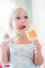 Fille manger de la glace lolly, portrait — Photo de stock