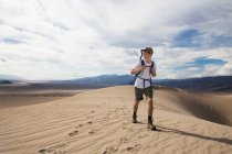Trekker running in Death Valley National Park, California, US — Stock Photo