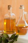 Пляшки оливкової олії — стокове фото