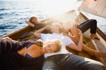 Дві пари розслабляються на палубі — стокове фото