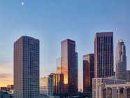 Los Ángeles rascacielos del centro al amanecer - foto de stock