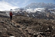 Woman descending the Horcones Valley from Plaza de Mulas on Aconcagua in the Andes Mountains, Mendoza Province, Argentina — Stock Photo