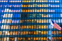 Détail de façade de gratte-ciel en verre et drapeau américain, New York, États-Unis — Photo de stock