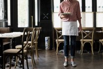 Immagine ritagliata di Cameriere in caffetteria — Foto stock