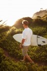 Surfista caminhando no caminho — Fotografia de Stock