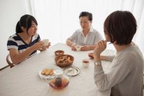 Família de três gerações à mesa — Fotografia de Stock
