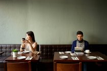 Молодая женщина и молодой человек в ресторане — стоковое фото
