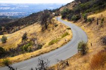 Vista elevata della strada rurale vuota, Mount Diablo, Bay Area, California, USA — Foto stock