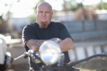 Porträt eines Mannes auf einem Motorrad — Stockfoto