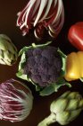 Variedad de verduras con alcachofas globo, pimientos, brócoli y col - foto de stock