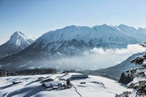 Лыжный домик в снежном пейзаже — стоковое фото