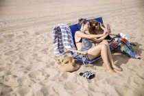 Frauen machen Selfie mit Handy auf Strandstühlen — Stockfoto