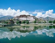 Vue lointaine du palais de Potala, Chine, Asie orientale — Photo de stock