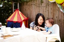 Mutter und Baby schauen aufs Smartphone — Stockfoto
