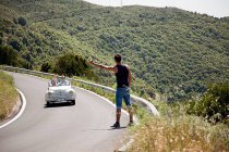 Hitchhiker чекає, щоб кабріолет зупинився — стокове фото
