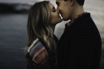 Junges Paar küsst sich im Freien — Stockfoto