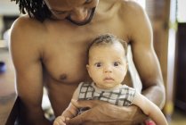 Père portant bébé dans les bras — Photo de stock
