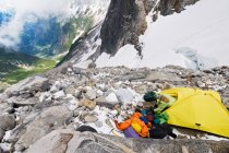 Eine Bergsteigerin zeltet auf dem Gletscher — Stockfoto