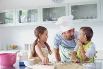 Батько готує з дітьми — стокове фото