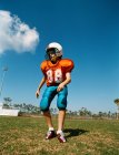 Ragazzo che gioca a football americano — Foto stock