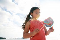 Kleines Mädchen mit riesigem Lolly Pop — Stockfoto