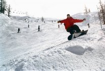 Masculino em ação em uma prancha de neve — Fotografia de Stock