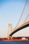 Verrazano-estrecha el puente y el envío, Nueva York, EE.UU. - foto de stock