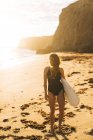 Surfista com prancha de surf na praia, Santa Cruz, Califórnia, EUA — Fotografia de Stock