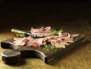 Sliced roasted duck on chopping board — Stock Photo