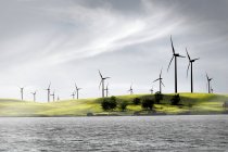 Ветряные мельницы на зеленых холмах — стоковое фото