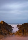 Скалистое побережье ночью — стоковое фото