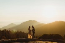 Casal grávida em montanhas, Parque Nacional Sequoia, Califórnia, EUA — Fotografia de Stock