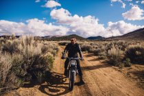 Motorradfahrer sitzt auf Motorrad und schaut weg, kennedy Wiesen, Kalifornien, USA — Stockfoto