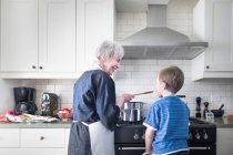 Nonna e nipote preparare il cibo a casa — Foto stock